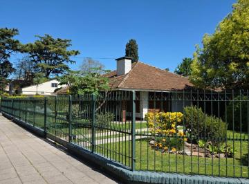 Casa de 4 ambientes, Esteban Echeverría · Amplio Lote, Comodidad y Quincho Para Disfrutar