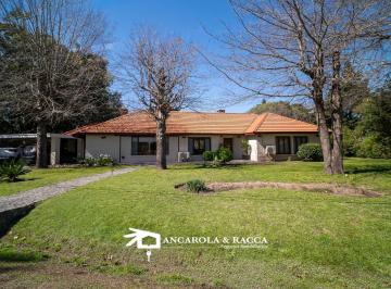 Casa · 190m² · 5 Ambientes · 2 Cocheras · Chalet Clásico en Una Planta