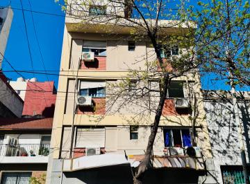 Edificio de 14 ambientes, San Cristobal · Lindo Oficio de Tres Plantas