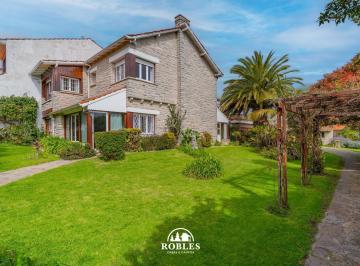 Casa · 390m² · 5 Ambientes · Importante Chalet en El Excelente Barrio Los Troncos