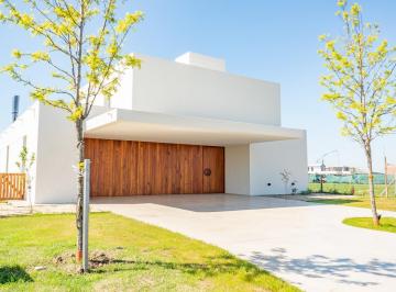 Casa · 205m² · 5 Ambientes · 3 Cocheras · Casa de 4 Dorm. con Cochera en Barrio Vida Club de Campo