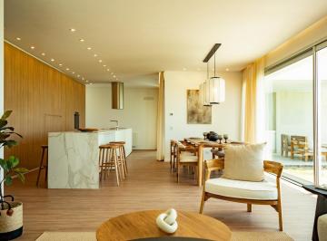 Casa · 205m² · 5 Ambientes · 3 Cocheras · Casa de 4 Dorm. con Cochera en Barrio Vida Club de Campo