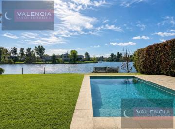 Casa · 470m² · 10 Ambientes · 4 Cocheras · Casa a La Laguna Central!