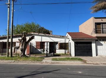 Casa · 125m² · 4 Ambientes · 2 Cocheras · Casa Chalet en Venta en Quilmes, G. B. a. Zona Sur, Argentina