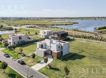 Casa · 325m² · 7 Ambientes · 2 Cocheras · Casa en Venta Sobre Lote Interno Puertos Barrio Riberas