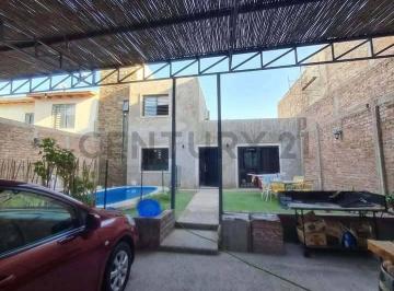 Casa · 100m² · 1 Dormitorio · 2 Cocheras · Casa en Venta en Barrio Solares de Roca