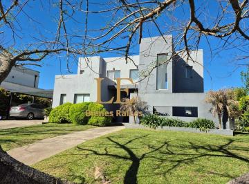 Casa · 220m² · 5 Ambientes · 4 Cocheras · Venta de Casa a Laguna Canton, Escobar