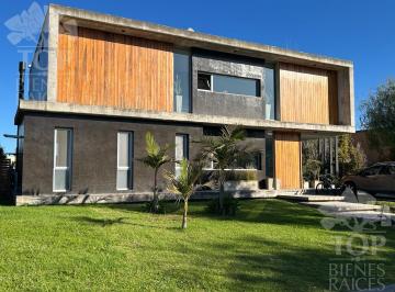 Casa · 248m² · 6 Ambientes · 4 Cocheras · Casa a La Laguna - 4 Habitaciones