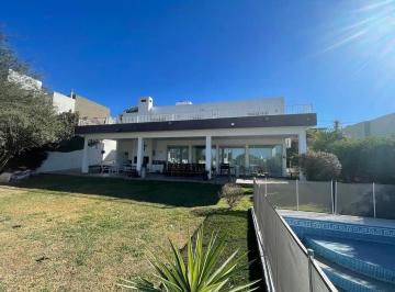 Casa · 390m² · 4 Ambientes · 4 Cocheras · Casa en Venta de Categoria de 4 Dorm Los Carolinos