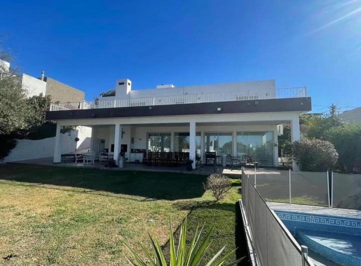 Casa · 390m² · 4 Ambientes · 4 Cocheras