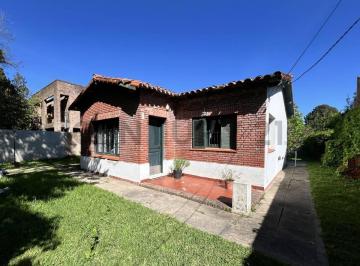 Casa · 78m² · 4 Ambientes · 2 Cocheras · Venta de Casa - Lote en City Bell 466 E/ 17 y 19. Apto Credito