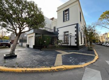 Casa · 180m² · 5 Ambientes · 1 Cochera · Casa de 5 Ambientes en Venta - en Esquina - Tuyutí 7000