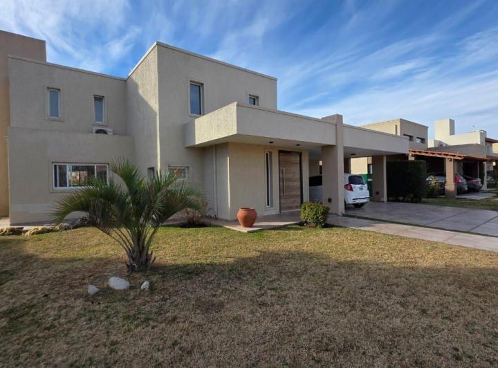 Casa · 262m² · 5 Ambientes · 3 Cocheras
