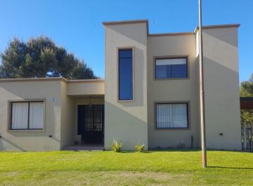 Casa · 150m² · 4 Ambientes · 1 Cochera · Casa en Alquiler con Pileta Pinamar Nayades
