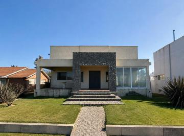 Casa · 290m² · 6 Ambientes · Mi Reina Av | Casa en Alquiler de Verano en Pinamar Para 10 Personas | Frente Al Mar | Av del Mar a