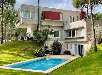 Casa · 340m² · 8 Ambientes · 2 Cocheras · Barrio La Herradura - Lazo