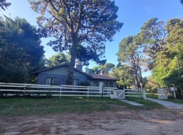 Casa · 175m² · 5 Ambientes · De Los Pinguinos 778