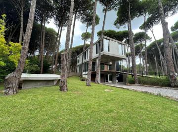 Casa · 287m² · 7 Ambientes · 1 Cochera · Casa en Venta Barrio Constancia Carilo