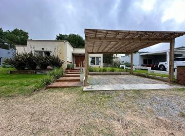 Casa · 152m² · 5 Ambientes · Costa Esmeralda - Barrio Deportivo 1 Lote 106, Permuta.