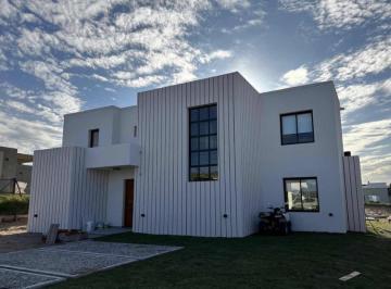 Casa · 151m² · 5 Ambientes · Deportivo 49