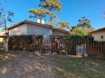 Casa · 129m² · 6 Ambientes · Paseo 115 | Casa con Dos Departamentos / Villa Gesell