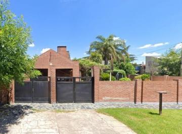 Casa · 230ha · 5 Ambientes · 2 Cocheras · Casa en Venta en Gonnet - Parque y Pileta