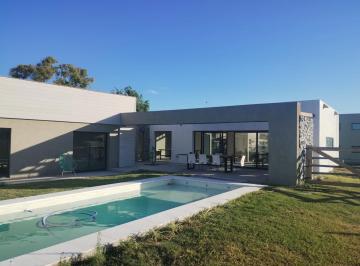 Casa · 150m² · 4 Ambientes · 2 Cocheras · Casa en Venta en Area 60