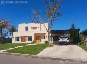 Casa · 230m² · 6 Ambientes · 6 Cocheras · Casa en San Matías. 5 Dorm., 3 en P Baja y 2 en Suite en P. Alta! Gran Estar y Galería!