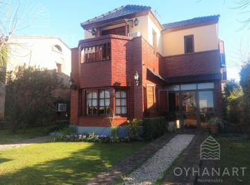 Casa · 159m² · 5 Ambientes · 2 Cocheras · Casa en Venta en un Lote