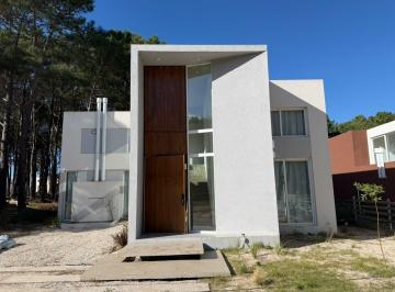 Casa · 231m² · 5 Ambientes · Casa en Venta en Villarobles, Barrio Brisas, Cerca del Mar