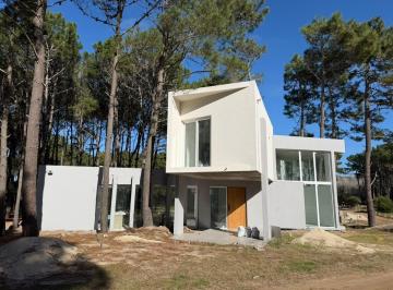 Casa · 222m² · 5 Ambientes · Casa en Venta en Villarobles, Barrio Brisas Cerca del Mar