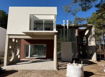 Casa · 222m² · 5 Ambientes · Casa en Venta en Villarobles, Barrio Brisas, Cerca del Mar