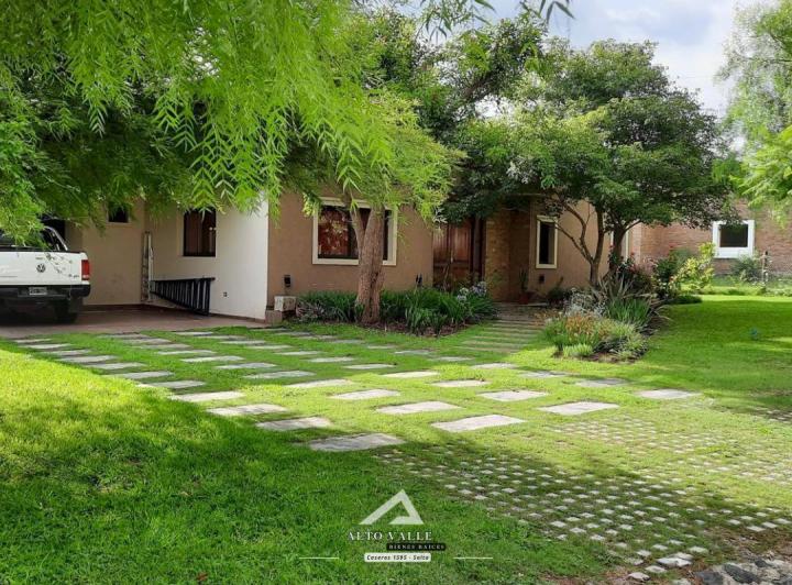 Casa · 1710m² · 4 Ambientes · 2 Cocheras