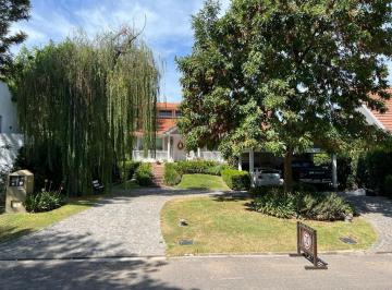 Casa · 285m² · 6 Ambientes · 4 Cocheras · Espectacular Casa en 2 Plantas Sobre Lote de 900 m² en Barrio Las Praderas de Lujan