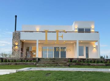 Casa · 400m² · 7 Ambientes · 5 Cocheras · Venta Casa Al Rio en El Naudir