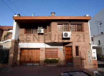 Casa · 246m² · 6 Ambientes · 4 Cocheras · Venta Casa en Villa Urquiza Apto Credito
