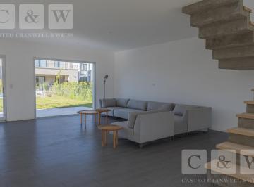 Casa · 250m² · 8 Ambientes · 2 Cocheras · Casa en Carpinchos