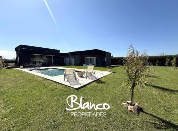 Casa · 253m² · 5 Ambientes · 1 Cochera · Casa en Venta en Haras Santa Maria, Escobar, G. B. a. Zona Norte