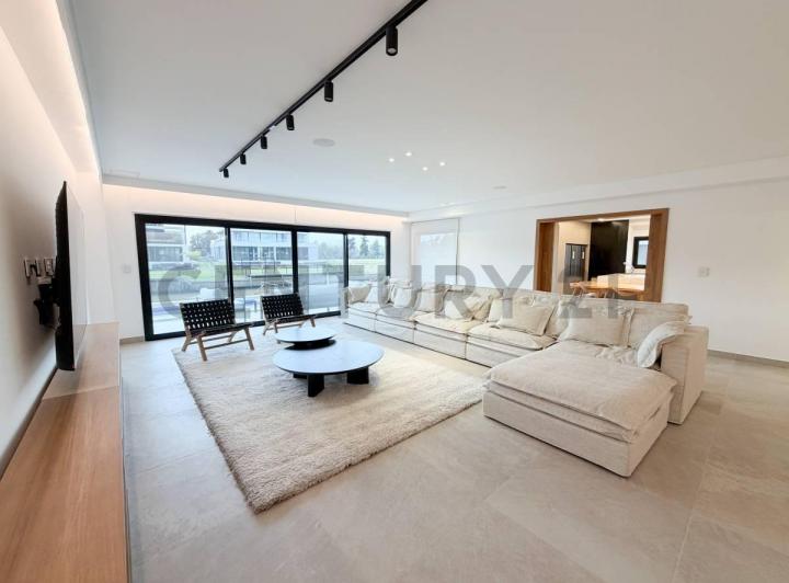 Casa · 400m² · 8 Ambientes · 2 Cocheras
