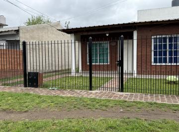 Casa · 70m² · 3 Ambientes · 1 Cochera · Chalet en Tristan Suarez en Venta