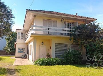 Casa · 245m² · 6 Ambientes · 3 Cocheras · Casa en Venta en Jose Marmol