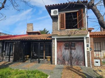 Casa · 152m² · 4 Ambientes · 1 Cochera · Venta Casa 4 Ambientes Wilde con Jardin
