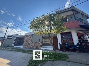 Casa · 300m² · 10 Ambientes · 2 Cocheras · Casa 4 Hab + Local Comercial Excelente Ubicación