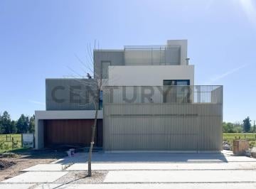 Casa · 400m² · 8 Ambientes · 2 Cocheras · Venta Casa a Estrenar, Orientacion Norte en El Yacht.