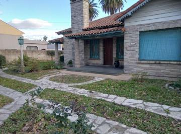 Casa · 330m² · 5 Ambientes · 2 Cocheras · Casa Chalet en Venta en Luis Guillón, Esteban Echeverría, G. B. a. Zona Sur