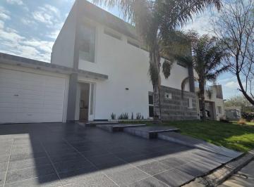 Casa · 200m² · 5 Ambientes · 2 Cocheras · Casa en Venta Valle Escondido, Los Aromas, 3 Dorm., Gran Patio Asador y Piscina!