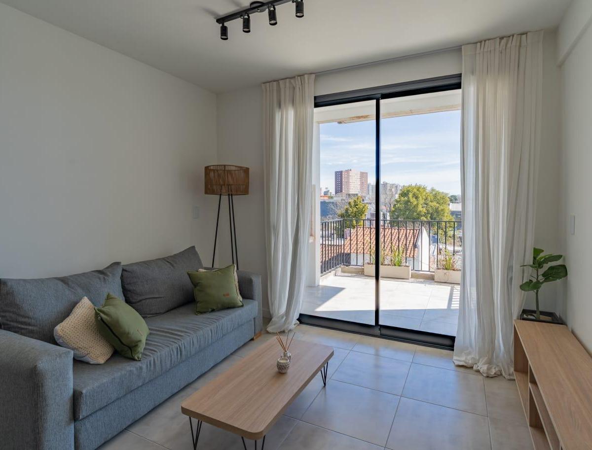 Este increible departamento de 2 ambientes posee, living comedor a la calle con salida al balcon con parrilla.