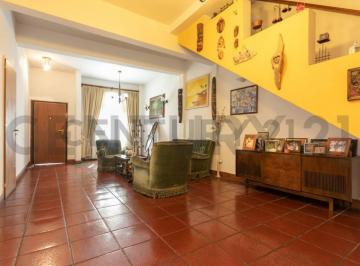 Casa · 249m² · 5 Ambientes · 1 Cochera · Casa de 5 Ambientes en Venta en Almagro Cochera