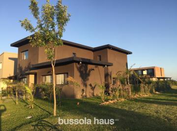 Casa · 223m² · 5 Ambientes · 1 Cochera · Casa Araucarias
