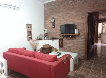 Casa · 130m² · 5 Ambientes · Venta de Casa 5 Amb. S/lote 8.66x22 m². en Ramos Mejia - Buen Estado con Patio y Quincho